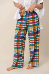 Pantalón ancho estampado a cuadros multicolor, con cintura elástica y cordón ajustable. Cuenta con bolsillos laterales.