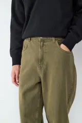 Pantalón de corte recto confeccionado en algodón, con diseño clásico de cinco bolsillos y cierre frontal con botón.