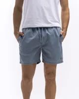 Short de baño rosado con estampado de rombos, cintura elastizada con cordón ajustable, bolsillos laterales y trasero.