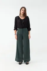 Blusa verde militar de manga larga con volados en el escote en V y lazos para atar al frente.