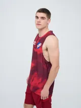 Musculosa deportiva Umbro del Club Nacional de Football, modelo Press para hombre. Diseño sin mangas en tonos azules con estampado abstracto, con el logo de la marca en el pecho derecho y el escudo del club en el izquierdo.