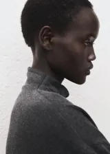 Jersey de punto gris oscuro con cuello alto y mangas largas, de diseño clásico y cómodo.