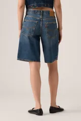 Short de jean estilo bermuda, tiro medio y corte holgado con efecto deslavado.