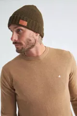 Sweater de algodón en butoné color verde, con cuello redondo, puños y dobladillo acanalados, y logo bordado en el pecho.