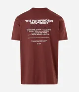 Remera de algodón color bordó, con cuello redondo, manga corta y corte comfort. Presenta un estampado localizado en el pecho con el texto 'The Pathfinders Movement'.