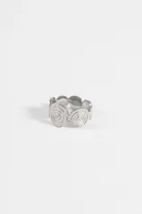 Anillo de acero quirúrgico plateado con diseño de espirales conectadas en toda su circunferencia.