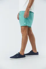 Short de baño liso color salmón, con cintura elástica ajustable mediante cordón, dos bolsillos laterales y un bolsillo posterior.