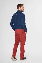 Pantalón cargo de gabardina con spandex, color rojo, de corte clásico y tiro medio, con bolsillos laterales con solapa y broche a presión.