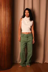 Pantalón de jean verde con corte recto y tiro alto.