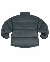 Campera puffer de nylon acolchada color beige, con cuello alto y cierre frontal. Presenta el logo de la marca Mistral estampado en el pecho.