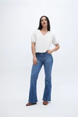 Remera color crudo con textura de tejido y escote en V, con mangas cortas abullonadas.