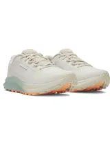 Championes de trail running Under Armour modelo Charged Bandit TR 3, en tono beige con detalles en verde agua y naranja. Presentan una parte superior de malla técnica transpirable con refuerzos estratégicos, entresuela Charged Cushioning para mayor amortiguación y suela con tacos técnicos para tracción en terrenos irregulares.