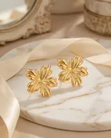 Caravanas de acero con baño de oro, con diseño de flor de pétalos definidos.