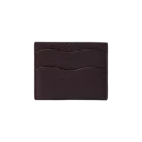 Tarjetero de cuero color marrón oscuro con textura granulada, diseño rectangular y ranuras para tarjetas con borde ondulado.