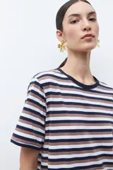 Vestido midi de manga corta con estampado de rayas horizontales en tonos azul marino, blanco y marrón. Presenta cuello redondo y una abertura lateral en el ruedo.