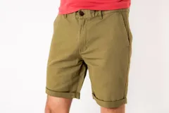 Bermuda de gabardina color verde oliva, con cierre de botón y bragueta, bolsillos laterales y dobladillo en las piernas.