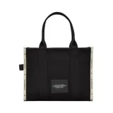 Bolso tipo tote de gran tamaño, confeccionado en lona de algodón y poliéster color negro. Presenta el logo estampado en blanco en el frente y bordes reforzados con detalles de texto. Cuenta con doble asa superior para llevar al hombro.