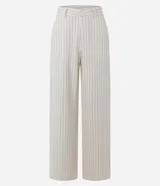 Pantalón wide leg de sarga color beige con estampado a rayas verticales oscuras, de cintura alta con pinzas frontales, bolsillos posteriores y calce amplio.