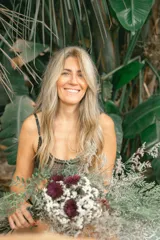 Top de plumeti negro con espalda deportiva.