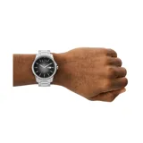 Reloj Armani Exchange modelo Banks con caja de acero plateado de 44mm y esfera gris degradé con indicadores de hora plateados y fechador.