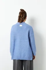 Polera marrón de tejido de punto con cuello alto y corte oversized.