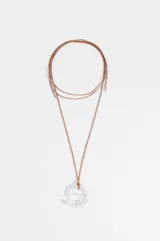 Collar largo con tira de cuero sintético marrón y colgante en forma de espiral decorado con cuentas tipo perlas.