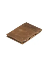 Billetera de cuero marrón con tarjetero y detalle de diseño minimalista.