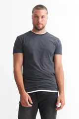 Remera gris oscuro de manga corta con cuello redondo y detalles a contratono en blanco en cuello y ruedo.