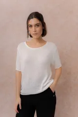 Buzo liviano de punto color blanco, de manga corta, con escote redondo y terminaciones con bordes enrollados.