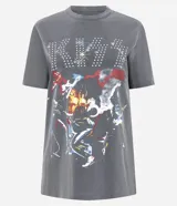 Remera de algodón negro con cuello redondo y mangas cortas, con estampa frontal inspirada en la banda Kiss y detalles de strass.