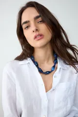 Collar de eslabones de acrílico en tono azul con efecto marmoleado y cierre de acero quirúrgico.