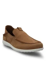 Mocasin de cuero color tostado con costuras visibles y suela de poliuretano blanca. Presenta un diseño de punta redonda y estilo slip-on.