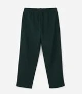 Pantalón deportivo de corte recto color verde oscuro, confeccionado en tejido de algodón y poliéster. Cuenta con cintura elástica con cordón ajustable, bolsillos laterales funcionales y una cinta decorativa lateral.