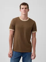 Remera marrón con bolsillo frontal en el pecho y detalles en color beige en el cuello redondo y los puños de las mangas cortas.