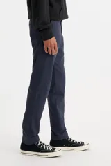 Pantalón chino azul marino de gabardina, marca Levi's, modelo XX Chino Standard Taper. Corte tapered, con tiro medio y cierre con cremallera.