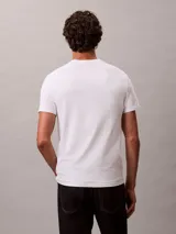 Remera de manga corta Calvin Klein con cuello redondo y corte slim. Presenta un diseño minimalista con el logo de la marca bordado en el pecho.
