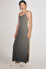 Vestido largo color gris con escote drapeado, tirantes finos y diseño recto.