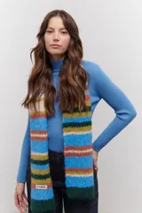 Polera de tejido morley color azul, con cuello alto y mangas largas, de corte ajustado al cuerpo.