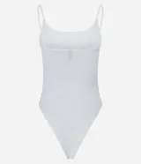 Body femenino blanco, ajustado al cuerpo, con escote redondo y breteles finos.