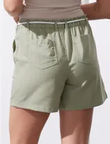 Short color crema con finas rayas verticales grises, pretina elastizada con cordón de ajuste, bolsillos delanteros y traseros.