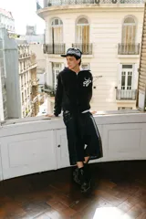 Hoodie negro con cierre, corte regular y lavado gastado. Estampado con logo en el pecho y diseños en las mangas.