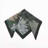 Pañuelo cuadrado de fondo verde oscuro con un estampado floral grande en tonos celestes y beige, y detalles arquitectónicos estilo vintage.