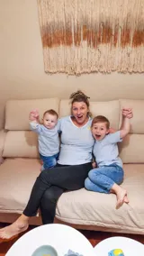 Remera celeste de algodón con cuello redondo y mangas cortas. Tiene un sol bordado en dorado y la palabra "Uruguay" bordada en blanco.