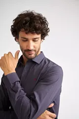 Camisa clásica de hombre, color rosa con microestampado, de corte slim, manga larga y logo bordado en el pecho.