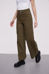 Pantalón de jean blanco, de corte ancho y tiro alto.