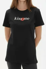 Remera de algodón blanca de manga corta y cuello redondo, con estampa frontal que incluye un corazón rojo y letras con diseño animal print.
