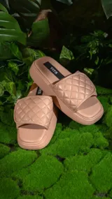 Sandalias bajas color beige con plataforma y tira ancha acolchada con diseño de rombos.