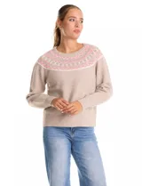 Buzo tejido de punto en color beige, con diseño nórdico geométrico en tonos rosa y blanco alrededor del canesú. Presenta cuello redondo a la base, mangas largas con puños elásticos y ruedo acanalado.