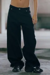 Pantalón de jean negro de tiro medio bajo, corte oversized y confeccionado en algodón grueso.