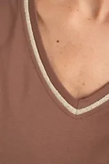 Remera de algodón peinado color blanco, con escote en V y detalles de lurex dorado en el borde del escote. De manga corta y corte ajustado.